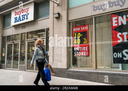 der buybuy Baby Store in Chelsea New York gibt seine Schlussverkäufe am Donnerstag, den 4. Mai 2023 bekannt. Bed Bath & Beyond, Eigentümer von Buybuy Baby, hat einen Antrag auf Konkursschutz nach Kapitel 11 gestellt und angekündigt, dass es seine Geschäfte, 360 BB&B-Geschäfte und 12 Babyläden abwickeln will. (© Richard B. Levine) Stockfoto