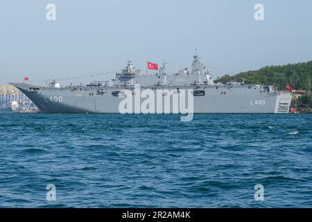 Das größte türkische Kriegsschiff TCG Anadolu legte im Hafen von Sarayburnu an. TCG Anadolu, das weltweit erste bewaffnete unbemannte Luftfahrtschiff (S?HA) und das größte Amphibienschiff der Türkei, ankerte im Hafen von Sarayburnu in Istanbul nach Izmir. Stockfoto