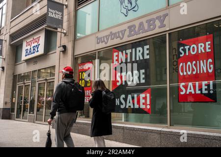 der buybuy Baby Store in Chelsea New York gibt seine Schlussverkäufe am Donnerstag, den 4. Mai 2023 bekannt. Bed Bath & Beyond, Eigentümer von Buybuy Baby, hat einen Antrag auf Konkursschutz nach Kapitel 11 gestellt und angekündigt, dass es seine Geschäfte, 360 BB&B-Geschäfte und 12 Babyläden abwickeln will. (© Richard B. Levine) Stockfoto