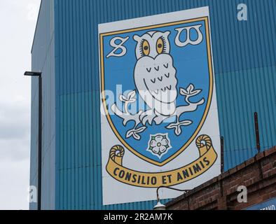 Hillsborough, Sheffield, Yorkshire, Großbritannien. 18. Mai 2023. League One Play Off Football, Halbfinale, Second Leg, Sheffield Wednesday gegen Peterborough United; Blick auf das Hillsborough Stadium mit dem Clubabzeichen am Stand Credit: Action Plus Sports/Alamy Live News Stockfoto