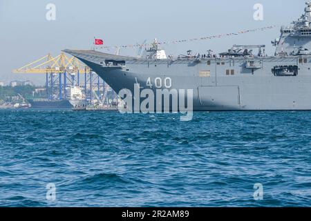 Das größte türkische Kriegsschiff TCG Anadolu legte im Hafen von Sarayburnu an. TCG Anadolu, das weltweit erste bewaffnete unbemannte Luftfahrtschiff (S?HA) und das größte Amphibienschiff der Türkei, ankerte im Hafen von Sarayburnu in Istanbul nach Izmir. Stockfoto