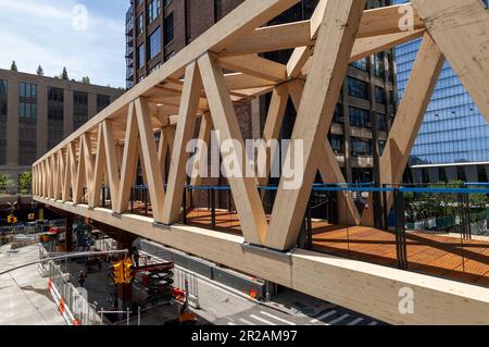 Die Verbindungsbrücke High Line-Moynihan wird am Sonntag, den 7. Mai 2023, über der Dyer Avenue in New York installiert. Die Holzbrücke verbindet die High Line mit der Manhattan West plaza von Brookfield, so dass Sie einen verkehrsfreien Spaziergang zur Moynihan Train Hall machen können. Die 250.000 Pfund schwere Fußgängerbrücke soll diesen Sommer eröffnet werden.(© Richard B. Levine) Stockfoto