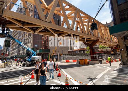 Die Verbindungsbrücke High Line-Moynihan wird am Sonntag, den 7. Mai 2023, über der Dyer Avenue in New York installiert. Die Holzbrücke verbindet die High Line mit der Manhattan West plaza von Brookfield, so dass Sie einen verkehrsfreien Spaziergang zur Moynihan Train Hall machen können. Die 250.000 Pfund schwere Fußgängerbrücke soll diesen Sommer eröffnet werden.(© Richard B. Levine) Stockfoto