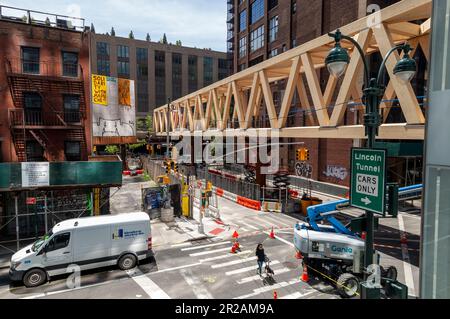 Die Verbindungsbrücke High Line-Moynihan wird am Sonntag, den 7. Mai 2023, über der Dyer Avenue in New York installiert. Die Holzbrücke verbindet die High Line mit der Manhattan West plaza von Brookfield, so dass Sie einen verkehrsfreien Spaziergang zur Moynihan Train Hall machen können. Die 250.000 Pfund schwere Fußgängerbrücke soll diesen Sommer eröffnet werden.(© Richard B. Levine) Stockfoto