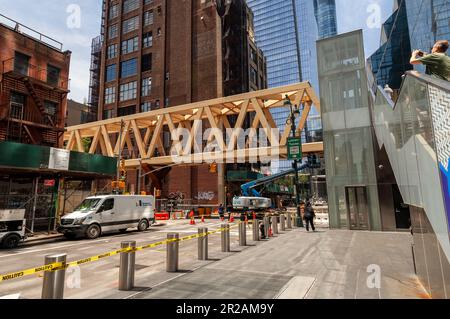 Die Verbindungsbrücke High Line-Moynihan wird am Sonntag, den 7. Mai 2023, über der Dyer Avenue in New York installiert. Die Holzbrücke verbindet die High Line mit der Manhattan West plaza von Brookfield, so dass Sie einen verkehrsfreien Spaziergang zur Moynihan Train Hall machen können. Die 250.000 Pfund schwere Fußgängerbrücke soll diesen Sommer eröffnet werden.(© Richard B. Levine) Stockfoto