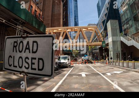 Die Verbindungsbrücke High Line-Moynihan wird am Sonntag, den 7. Mai 2023, über der Dyer Avenue in New York installiert. Die Holzbrücke verbindet die High Line mit der Manhattan West plaza von Brookfield, so dass Sie einen verkehrsfreien Spaziergang zur Moynihan Train Hall machen können. Die 250.000 Pfund schwere Fußgängerbrücke soll diesen Sommer eröffnet werden.(© Richard B. Levine) Stockfoto