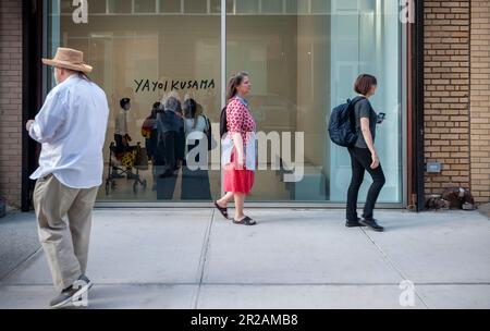 Hunderte von Kunstliebhabern strömen zur Eröffnung von Yayoi Kusamas „I Spend Every Day embracing Flowers“ in der David Zwirner Gallery in Chelsea in New York am Donnerstag, den 11. März 2023. Die Show zeigt neue Gemälde, neue Skulpturen und einen neuen „Infinity Mirror Room“ in einer ihrer größten Galerien. (© Richard B. Levine) Stockfoto