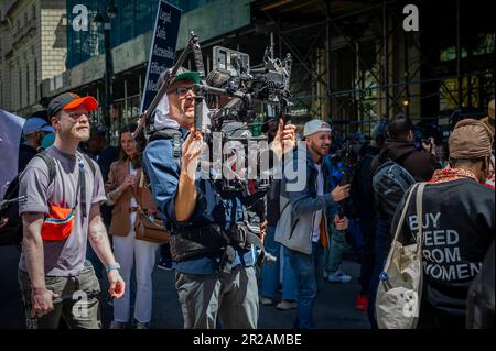 Ein dokumentarischer Videofilmer mit einer Arri-Kamera auf einem Stabilitätsprüfstand, der mit allen Akcoutrements ausgestattet ist, filmt die jährliche Cannabids Parade in New York am Samstag, den 6. Mai 2023. (© Richard B. Levine) Stockfoto