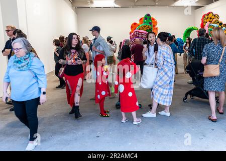 Hunderte von Kunstliebhabern strömen zur Eröffnung von Yayoi Kusamas „I Spend Every Day embracing Flowers“ in der David Zwirner Gallery in Chelsea in New York am Donnerstag, den 11. März 2023. Die Show zeigt neue Gemälde, neue Skulpturen und einen neuen „Infinity Mirror Room“ in einer ihrer größten Galerien. (© Richard B. Levine) Stockfoto