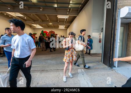 Hunderte von Kunstliebhabern strömen zur Eröffnung von Yayoi Kusamas „I Spend Every Day embracing Flowers“ in der David Zwirner Gallery in Chelsea in New York am Donnerstag, den 11. März 2023. Die Show zeigt neue Gemälde, neue Skulpturen und einen neuen „Infinity Mirror Room“ in einer ihrer größten Galerien. (© Richard B. Levine) Stockfoto