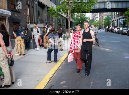 Hunderte von Kunstliebhabern strömen zur Eröffnung von Yayoi Kusamas „I Spend Every Day embracing Flowers“ in der David Zwirner Gallery in Chelsea in New York am Donnerstag, den 11. März 2023. Die Show zeigt neue Gemälde, neue Skulpturen und einen neuen „Infinity Mirror Room“ in einer ihrer größten Galerien. (© Richard B. Levine) Stockfoto