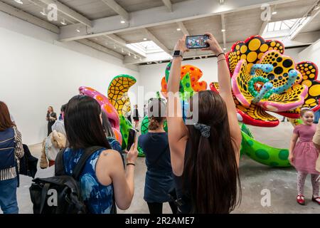 Hunderte von Kunstliebhabern strömen zur Eröffnung von Yayoi Kusamas „I Spend Every Day embracing Flowers“ in der David Zwirner Gallery in Chelsea in New York am Donnerstag, den 11. März 2023. Die Show zeigt neue Gemälde, neue Skulpturen und einen neuen „Infinity Mirror Room“ in einer ihrer größten Galerien. (© Richard B. Levine) Stockfoto