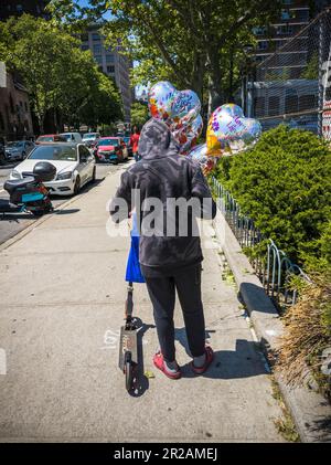 Ballonlieferung zum Muttertag in Chelsea in New York am Sonntag, den 14. Mai 2023. Der Muttertag wurde erstmals 1908 in den USA gefeiert, mit Verdienst an Anna Jarvis, die eine Kampagne initiierte, um den Tag zu einem anerkannten Feiertag zu machen, die 1914 stattfand, als Pres. Woodrow Wilson eine Proklamation unterzeichnete. (© Richard B. Levine) Stockfoto