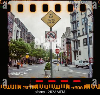 Gegenverkehr, kein U-Turn-Schild im Meatpacking District in New York im April 2023. (© Richard B. Levine) Stockfoto