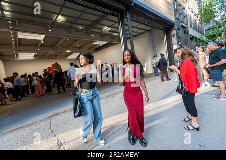 Hunderte von Kunstliebhabern strömen zur Eröffnung von Yayoi Kusamas „I Spend Every Day embracing Flowers“ in der David Zwirner Gallery in Chelsea in New York am Donnerstag, den 11. März 2023. Die Show zeigt neue Gemälde, neue Skulpturen und einen neuen „Infinity Mirror Room“ in einer ihrer größten Galerien. (© Richard B. Levine) Stockfoto