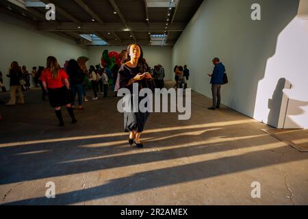 Hunderte von Kunstliebhabern strömen zur Eröffnung von Yayoi Kusamas „I Spend Every Day embracing Flowers“ in der David Zwirner Gallery in Chelsea in New York am Donnerstag, den 11. März 2023. Die Show zeigt neue Gemälde, neue Skulpturen und einen neuen „Infinity Mirror Room“ in einer ihrer größten Galerien. (© Richard B. Levine) Stockfoto