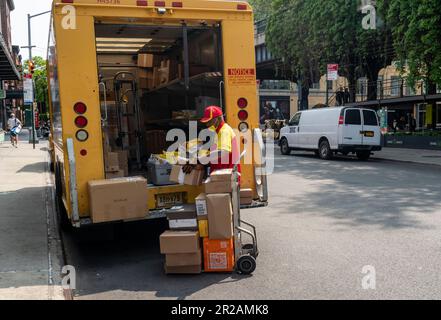 DHL-Mitarbeiter sortiert Lieferungen im Meatpacking District in New York am Montag, den 15. Mai 2023. (© Richard B. Levine) Stockfoto