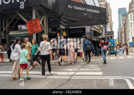 Reisende, Touristen und andere Fußgänger außerhalb der derzeit renovierten Pennsylvania Station in New York am Sonntag, den 14. Mai 2023. Planer und Aktivisten fordern einen neuen Plan zur Neugestaltung der Penn Station, da die bestehenden Sanierungspläne wirtschaftlich untragbar werden. (© Richard B. Levine) Stockfoto