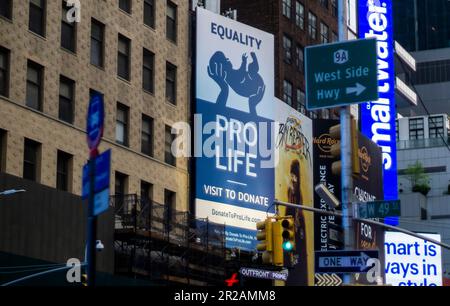 Pro-Life-Werbung auf einer Reklametafel am Times Square von New York am Mittwoch, den 17. Mai 2023. (© Richard B. Levine) Stockfoto