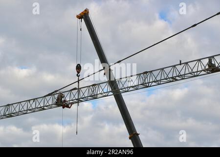 Die Demontage eines Turmkrans Santander Cantabria Spanien Stockfoto