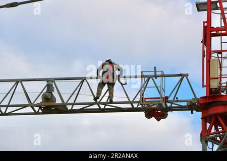 Die Demontage eines Turmkrans Santander Cantabria Spanien Stockfoto