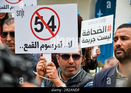 18. Mai 2023: Tunis, Tunesien. 18. Mai 2023 Tunesische Journalisten nehmen an einem Protest außerhalb des Hauptsitzes des Nationalen Syndikats tunesischer Journalisten (SNJT) in der Hauptstadt Tunis Teil, in dem sie Pressefreiheit fordern und "Journalismus ist kein Verbrechen" rufen. Die Teilnehmer protestierten gegen die Anwendung der Anti-Terror-Gesetze durch die Regierung zur Einschüchterung der Medien, nachdem das Gericht vor kurzem eine fünfjährige Haftstrafe an die Rundfunkanstalt Khalima Guesmi (Credit Image: © Hasan mrad/IMAGESLIVE via ZUMA Press Wire) VERHÄNGT hatte. Nicht für den kommerziellen GEBRAUCH! Stockfoto