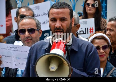 18. Mai 2023: Tunis, Tunesien. 18. Mai 2023 Tunesische Journalisten nehmen an einem Protest außerhalb des Hauptsitzes des Nationalen Syndikats tunesischer Journalisten (SNJT) in der Hauptstadt Tunis Teil, in dem sie Pressefreiheit fordern und "Journalismus ist kein Verbrechen" rufen. Die Teilnehmer protestierten gegen die Anwendung der Anti-Terror-Gesetze durch die Regierung zur Einschüchterung der Medien, nachdem das Gericht vor kurzem eine fünfjährige Haftstrafe an die Rundfunkanstalt Khalima Guesmi (Credit Image: © Hasan mrad/IMAGESLIVE via ZUMA Press Wire) VERHÄNGT hatte. Nicht für den kommerziellen GEBRAUCH! Stockfoto