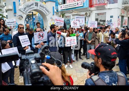 18. Mai 2023: Tunis, Tunesien. 18. Mai 2023 Tunesische Journalisten nehmen an einem Protest außerhalb des Hauptsitzes des Nationalen Syndikats tunesischer Journalisten (SNJT) in der Hauptstadt Tunis Teil, in dem sie Pressefreiheit fordern und "Journalismus ist kein Verbrechen" rufen. Die Teilnehmer protestierten gegen die Anwendung der Anti-Terror-Gesetze durch die Regierung zur Einschüchterung der Medien, nachdem das Gericht vor kurzem eine fünfjährige Haftstrafe an die Rundfunkanstalt Khalima Guesmi (Credit Image: © Hasan mrad/IMAGESLIVE via ZUMA Press Wire) VERHÄNGT hatte. Nicht für den kommerziellen GEBRAUCH! Stockfoto