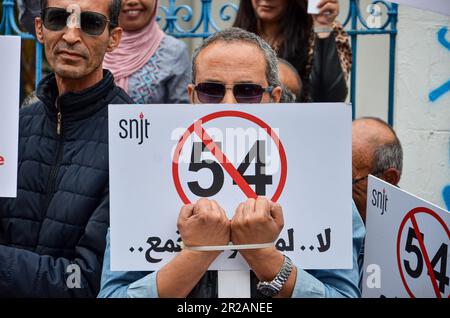 18. Mai 2023: Tunis, Tunesien. 18. Mai 2023 Tunesische Journalisten nehmen an einem Protest außerhalb des Hauptsitzes des Nationalen Syndikats tunesischer Journalisten (SNJT) in der Hauptstadt Tunis Teil, in dem sie Pressefreiheit fordern und "Journalismus ist kein Verbrechen" rufen. Die Teilnehmer protestierten gegen die Anwendung der Anti-Terror-Gesetze durch die Regierung zur Einschüchterung der Medien, nachdem das Gericht vor kurzem eine fünfjährige Haftstrafe an die Rundfunkanstalt Khalima Guesmi (Credit Image: © Hasan mrad/IMAGESLIVE via ZUMA Press Wire) VERHÄNGT hatte. Nicht für den kommerziellen GEBRAUCH! Stockfoto