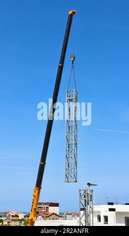 Die Demontage eines Turmkrans Santander Cantabria Spanien Stockfoto