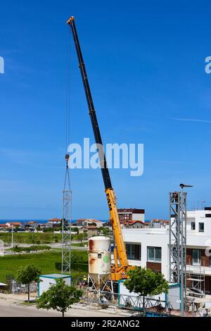 Die Demontage eines Turmkrans Santander Cantabria Spanien Stockfoto