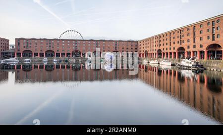 Die Skulptur „Floating Earth“ im Royal Albert Dock in Liverpool wurde im Mai 2023 im Rahmen der Veranstaltung „Eurovision Song Content“ aufgenommen. Stockfoto