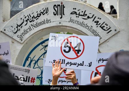 18. Mai 2023: Tunis, Tunesien. 18. Mai 2023 Tunesische Journalisten nehmen an einem Protest außerhalb des Hauptsitzes des Nationalen Syndikats tunesischer Journalisten (SNJT) in der Hauptstadt Tunis Teil, in dem sie Pressefreiheit fordern und "Journalismus ist kein Verbrechen" rufen. Die Teilnehmer protestierten gegen die Anwendung der Anti-Terror-Gesetze durch die Regierung zur Einschüchterung der Medien, nachdem das Gericht vor kurzem eine fünfjährige Haftstrafe an die Rundfunkanstalt Khalima Guesmi (Credit Image: © Hasan mrad/IMAGESLIVE via ZUMA Press Wire) VERHÄNGT hatte. Nicht für den kommerziellen GEBRAUCH! Stockfoto