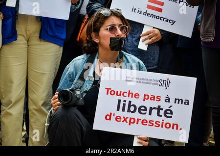 18. Mai 2023: Tunis, Tunesien. 18. Mai 2023 Tunesische Journalisten nehmen an einem Protest außerhalb des Hauptsitzes des Nationalen Syndikats tunesischer Journalisten (SNJT) in der Hauptstadt Tunis Teil, in dem sie Pressefreiheit fordern und "Journalismus ist kein Verbrechen" rufen. Die Teilnehmer protestierten gegen die Anwendung der Anti-Terror-Gesetze durch die Regierung zur Einschüchterung der Medien, nachdem das Gericht vor kurzem eine fünfjährige Haftstrafe an die Rundfunkanstalt Khalima Guesmi (Credit Image: © Hasan mrad/IMAGESLIVE via ZUMA Press Wire) VERHÄNGT hatte. Nicht für den kommerziellen GEBRAUCH! Stockfoto