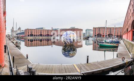 Ein Panoramabild der schwimmenden Erdenskulptur im Royal Albert Dock in Liverpool, das im Mai 2023 als Gastgeber der Eurovision so aufgenommen wurde Stockfoto