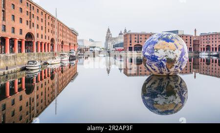 Ein Panoramabild der schwimmenden Erdenskulptur im Royal Albert Dock in Liverpool, das im Mai 2023 als Gastgeber der Eurovision so aufgenommen wurde Stockfoto