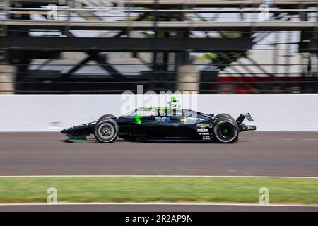 INDIANAPOLIS, INDIANA - MAI 17: IndyCar-Fahrer Ryan Hunter-Reay (23) fährt am zweiten Tag des Trainings für den 2023 Indy 500 auf dem Indianapolis Motor Speedway am 17. Mai 2023 in Indianapolis, Indiana, durch Kurve 3. Stockfoto