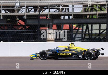 INDIANAPOLIS, INDIANA - 17. MAI: IndyCar-Fahrer Colton Herta (26) fährt am zweiten Tag des Trainings für den 2023 Indy 500 auf dem Indianapolis Motor Speedway am 17. Mai 2023 in Indianapolis, Indiana, durch Kurve 3. Stockfoto