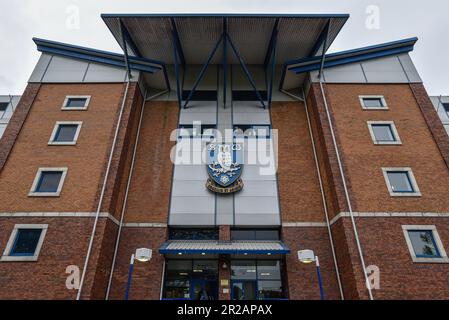 Hillsborough, Sheffield, Yorkshire, Großbritannien. 18. Mai 2023. League One Play Off Football, Halbfinale, Second Leg, Sheffield Wednesday gegen Peterborough United; das Abzeichen von Sheffield Wednesday über dem Haupteingang zum Stadion Credit: Action Plus Sports/Alamy Live News Stockfoto