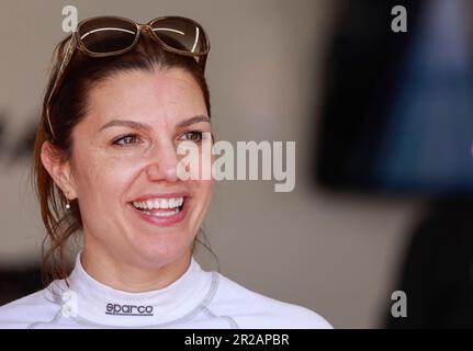 INDIANAPOLIS, INDIANA - 17. MAI: IndyCar-Fahrerin Katherine Legge (44) in ihrer Garage am zweiten Tag des Trainings für den 2023 Indy 500 auf dem Indianapolis Motor Speedway am 17. Mai 2023 in Indianapolis, Indiana. Stockfoto