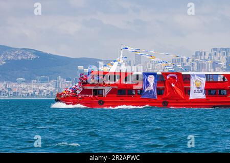 ISTANBUL, TÜRKEI - MAI 9.: Anhänger der regierenden AK-Partei auf einem Boot, das türkische Flaggen zur Unterstützung von Präsident Erdogan in Istanbul, Türkei, schwenkt Stockfoto