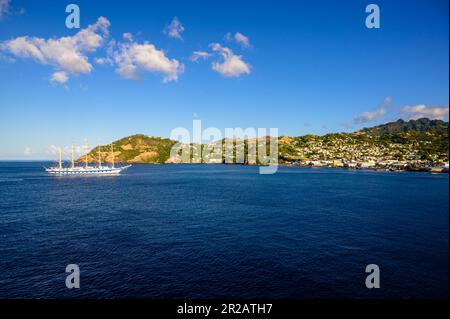 Ein Blick vom Kreuzfahrtanleger auf Kingstown Harbor auf St. Vincent Stockfoto