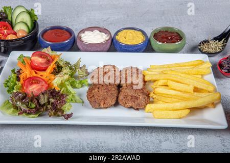 Türkische Fleischbällchen traditionelle Kofte. Würzige Fleischbällchen Kebab oder Kebap Stockfoto