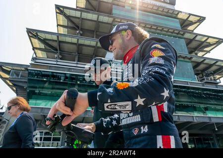 Indianapolis, USA. 18. Mai 2023. DER INDYCAR-Fahrer SANTINO FERRUCCI (14) aus Woodbury, Connecticut, bereitet sich auf das Training für die Indianapols 500 auf dem Indianapolis Motor Speedway in Indianapolis, USA, vor. (Kreditbild: © Walter G. Arce Sr./ZUMA Press Wire) NUR REDAKTIONELLE VERWENDUNG! Nicht für den kommerziellen GEBRAUCH! Stockfoto