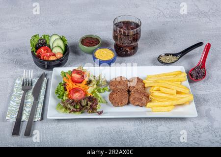 Türkische Fleischbällchen traditionelle Kofte. Würzige Fleischbällchen Kebab oder Kebap Stockfoto