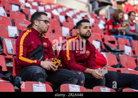 Leverkusen, Deutschland. 18. Mai 2023. LEVERKUSEN, DEUTSCHLAND - MAI 18: Fans und Unterstützer VON AS Roma während des Halbfinalspiels der zweiten Liga der UEFA Europa League zwischen Bayer 04 Leverkusen und AS Roma in der BayArena am 18. Mai 2023 in Leverkusen, Deutschland (Foto von Joris Verwijst/Orange Pictures). Kredit: Orange Pics BV/Alamy Live News Stockfoto