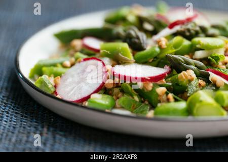 Frühlingssalat mit Spargel, Avabohnen und Buchweizen. Stockfoto