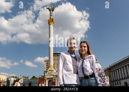 Kiew, Ukraine. 18. Mai 2023. Ein Paar mit traditionell gestickten ukrainischen Hemden posiert am 18. Mai 2023 auf dem Maidan Nezalezhnosti (Unabhängigkeitsplatz) im Zentrum von Kiew, Ukraine, fotografiert zu werden. Der Weltvyshyvanka-Tag ist ein neuer ukrainischer Feiertag, der sowohl in der Ukraine als auch im Ausland gefeiert wird, um die Identität der Ukraine zu betonen, die mit der Folklorekultur verbunden ist. (Foto: Dominika Zarzycka/Sipa USA) Guthaben: SIPA USA/Alamy Live News Stockfoto