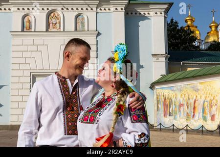 Kiew, Ukraine. 18. Mai 2023. Ein Paar mit traditionell gestickten ukrainischen Hemden posiert am Mykhailivska Square im Zentrum von Kiew, Ukraine, am 18. Mai 2023. Der Weltvyshyvanka-Tag ist ein neuer ukrainischer Feiertag, der sowohl in der Ukraine als auch im Ausland gefeiert wird, um die Identität der Ukraine zu betonen, die mit der Folklorekultur verbunden ist. (Foto: Dominika Zarzycka/Sipa USA) Guthaben: SIPA USA/Alamy Live News Stockfoto