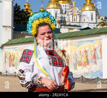 Kiew, Ukraine. 18. Mai 2023. Eine Frau, die ein traditionell gesticktes ukrainisches Hemd trägt, posiert am Mykhailivska-Platz im Zentrum von Kiew, Ukraine, am 18. Mai 2023. Der Weltvyshyvanka-Tag ist ein neuer ukrainischer Feiertag, der sowohl in der Ukraine als auch im Ausland gefeiert wird, um die Identität der Ukraine zu betonen, die mit der Folklorekultur verbunden ist. (Foto: Dominika Zarzycka/Sipa USA) Guthaben: SIPA USA/Alamy Live News Stockfoto